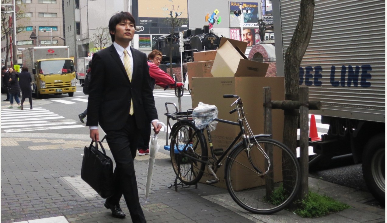 5953 shimbashi ped w umb 3-23.jpeg